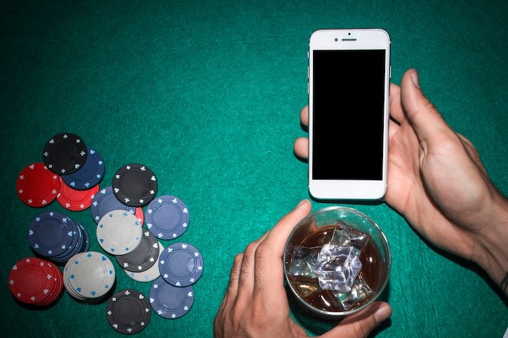 Dealer live casino sedang memberikan permainan blackjack secara langsung dalam studio dengan nuansa elegan